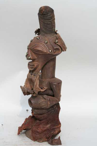 Songye(fétiche), d`afrique : rep.dem.Congo, statuette Songye(fétiche), masque ancien africain Songye(fétiche), art du rep.dem.Congo - Art Africain, collection privées Belgique. Statue africaine de la tribu des Songye(fétiche), provenant du rep.dem.Congo, 1452/1432.Vieux fétiche Songye avec son agglomérat de rituel,corne avec ingrédients magiques,coiffe en peau de singe,barbe en peau de serpent, nombril creux avec ingrédients,pagne en tissu d